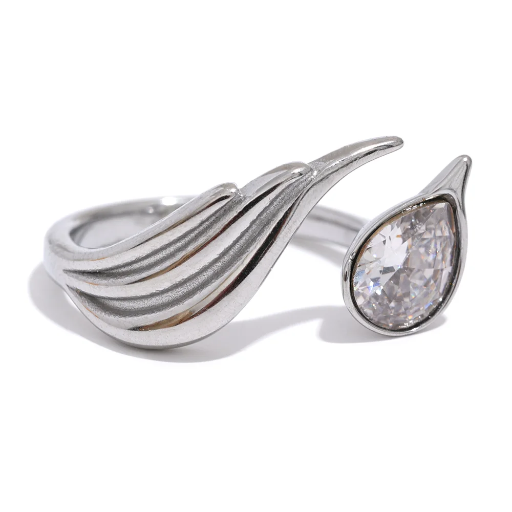Feather Ring with Zirconia Pave in 18k Gold Plating | Elegant Jewelry with a Sparkling Design – Euphoria Jewels Co